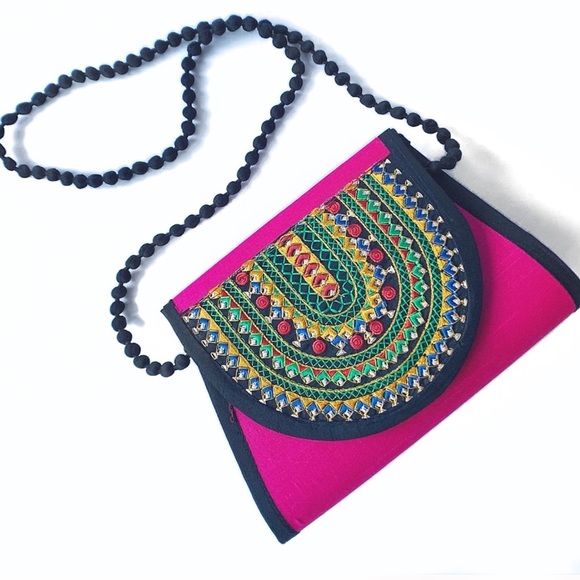 Handbags - ❤️ Embroidered pink crossbody purse